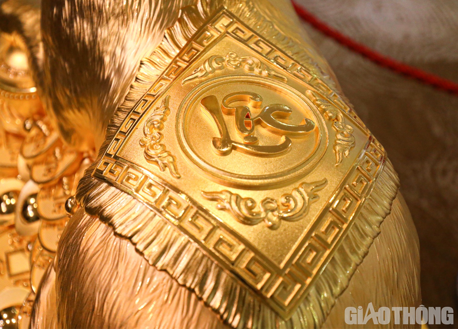 Tr&ecirc;n lưng tượng m&egrave;o mang chữ lộc với những chi tiết tinh xảo.