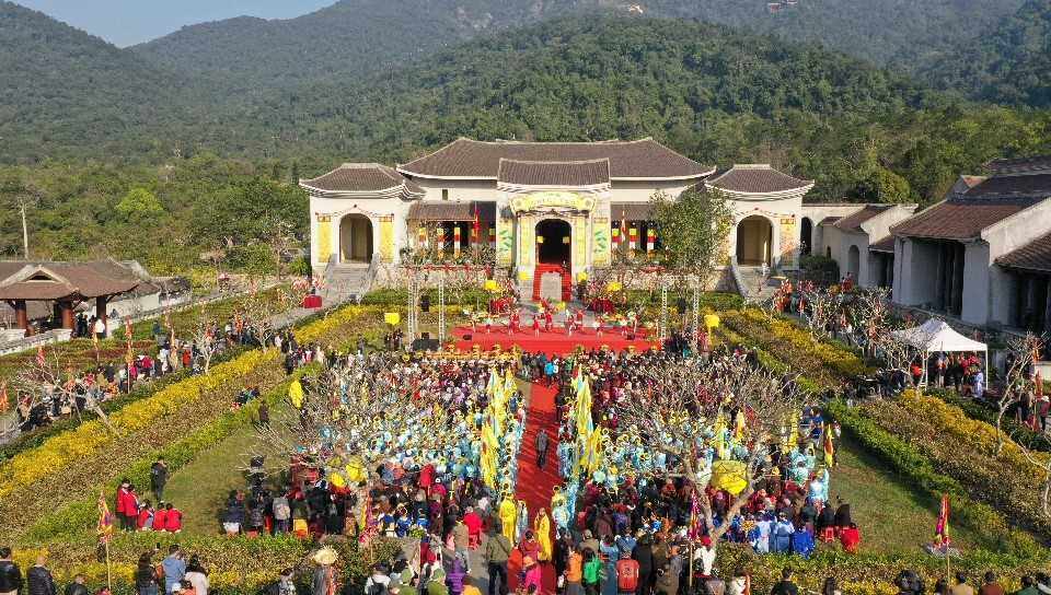 Kh&ocirc;ng kh&iacute; buổi khai hội được tổ chức trang nghi&ecirc;m, th&agrave;nh k&iacute;nh với c&aacute;c hoạt động rước kiệu, d&acirc;ng lễ v&agrave; nhiều nghi lễ t&acirc;m linh như: Gi&oacute;ng trống, thỉnh chu&ocirc;ng, lễ ch&uacute;c ph&uacute;c đầu năm, lễ cầu Quốc th&aacute;i d&acirc;n an, lễ đ&oacute;ng dấu thi&ecirc;ng Y&ecirc;n Tử...