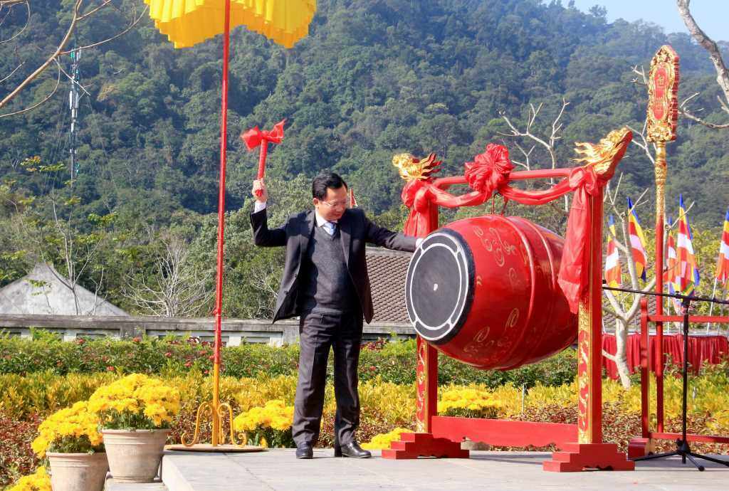 &Ocirc;ng Cao Tường Huy, Quyền Chủ tịch UBND tỉnh Quảng Ninh gi&oacute;ng trống khai hội Xu&acirc;n Y&ecirc;n Tử 2023. Lễ hội n&agrave;y được k&eacute;o d&agrave;i suốt 3 th&aacute;ng đầu năm Qu&yacute; M&atilde;o.