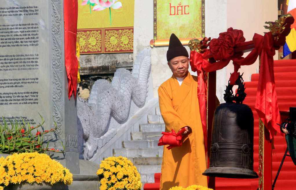 H&ograve;a thượng Th&iacute;ch Thanh Quyết, Ph&oacute; Chủ tịch Gi&aacute;o hội Phật gi&aacute;o Việt Nam, Trưởng Ban Trị sự Gi&aacute;o hội Phật gi&aacute;o tỉnh Quảng Ninh, thỉnh chu&ocirc;ng khai hội.