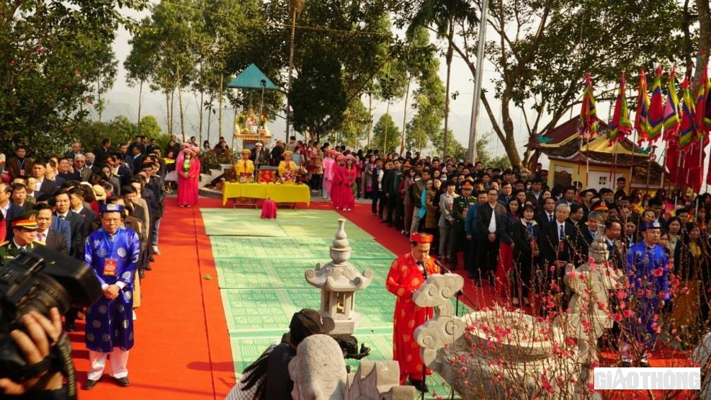Đ&ocirc;ng đảo du kh&aacute;ch được đảm bản ATGT đến với lễ hội để du xu&acirc;n.