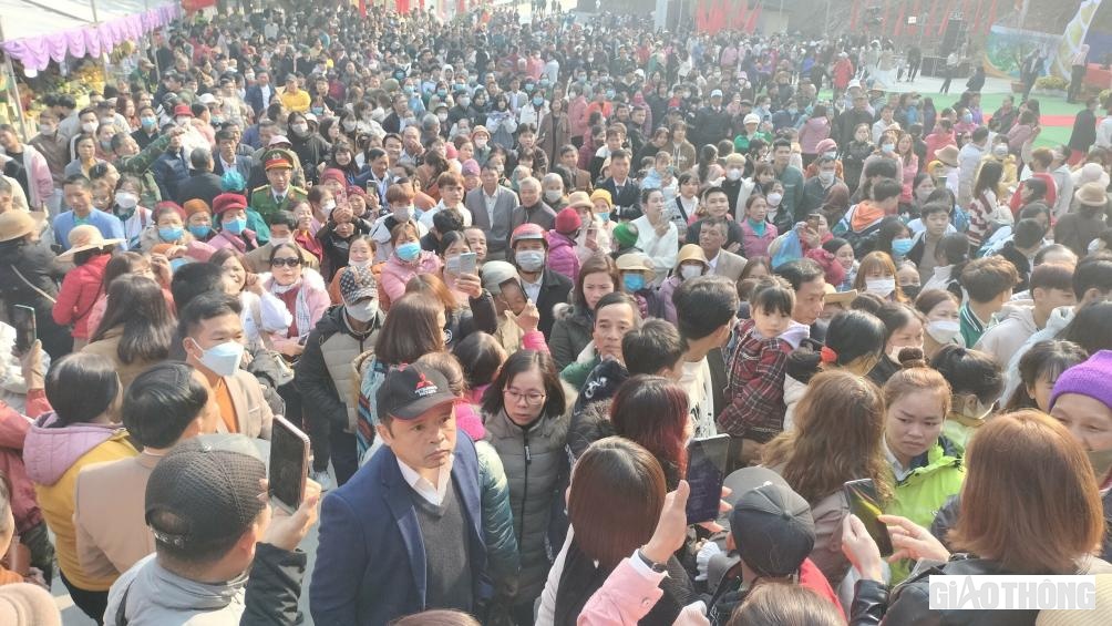 Nhờ sự hỗ trợ của Đội CSGT đường thủy, Ph&ograve;ng CSGT, C&ocirc;ng an tỉnh Y&ecirc;n B&aacute;i nhiều người d&acirc;n đi thuyền đến với Lễ c&ocirc;ng bố quyết định v&agrave; đ&oacute;n nhận Bằng xếp hạng Di t&iacute;ch Quốc gia Đền Th&aacute;c B&agrave;.