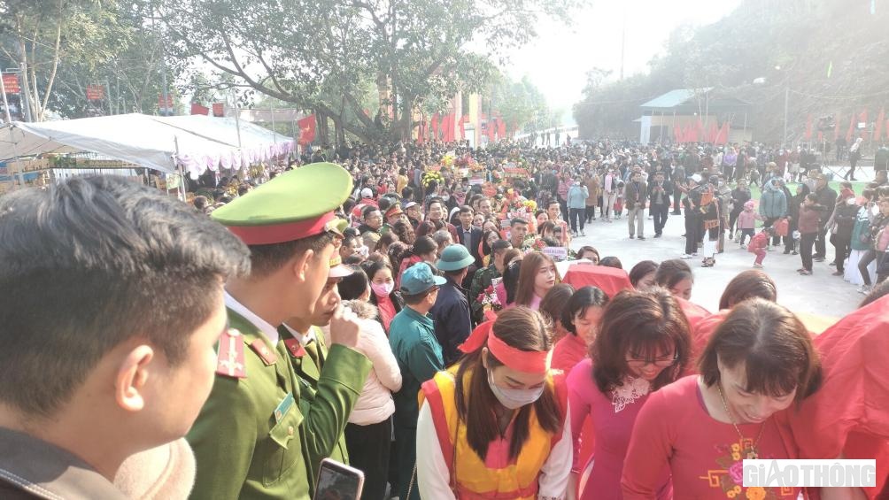 Nhờ sự hỗ trợ ph&acirc;n luồng đảm bảo an to&agrave;n giao th&ocirc;ng người d&acirc;n n&ocirc; nức đến với Lễ hội Đền Th&aacute;c B&agrave; (Y&ecirc;n B&aacute;i) Xu&acirc;n Qu&yacute; M&atilde;o 2023.