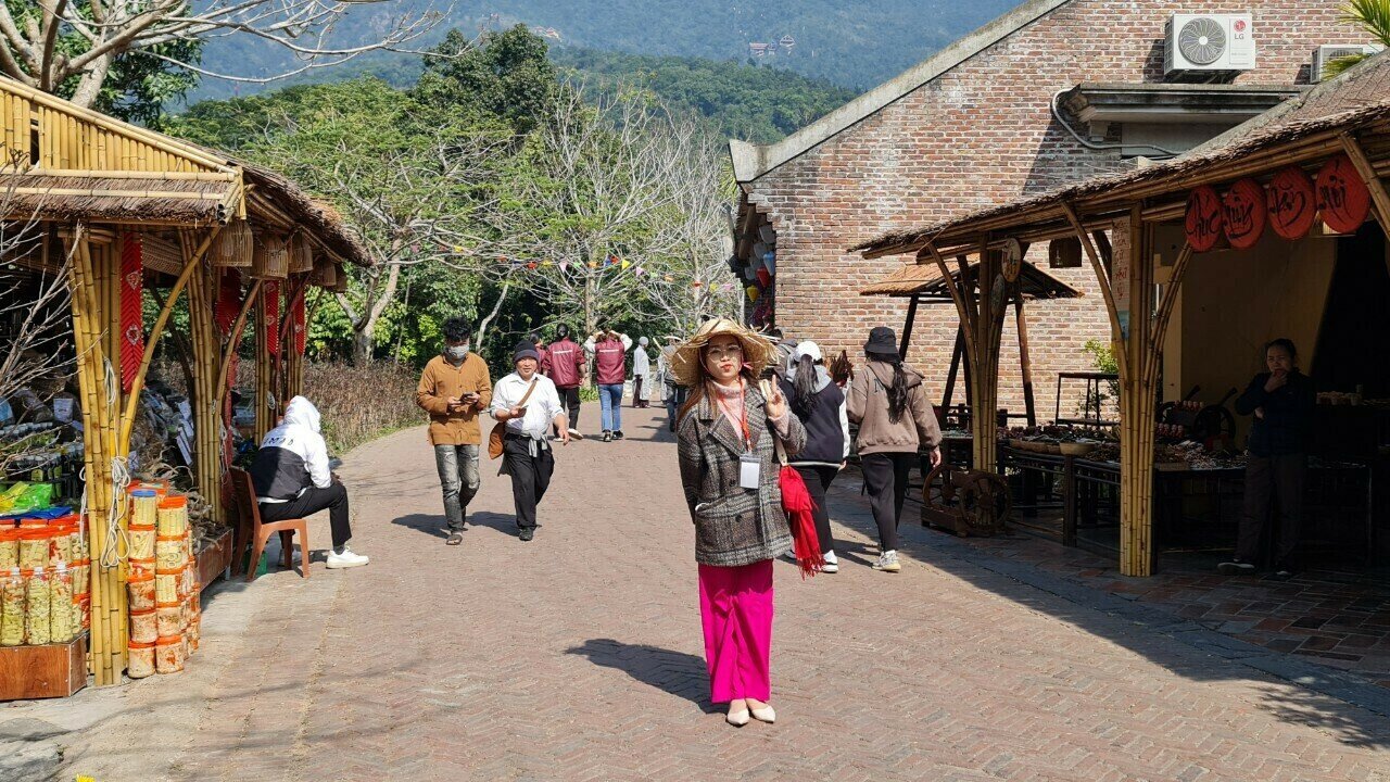 C&aacute;c điểm du lịch trong ng&agrave;y khai hội đều th&ocirc;ng tho&aacute;ng

C&aacute;c điểm du lịch trong ng&agrave;y khai hội đều th&ocirc;ng tho&aacute;ng. H&ograve;a v&agrave;o d&ograve;ng du kh&aacute;ch thập phương d&acirc;ng lễ, cầu an, xin lộc, chị Nguyễn Th&ugrave;y Dung, nh&agrave; ở TP Hạ Long phấn khởi, cho biết: T&ocirc;i l&ecirc;n Y&ecirc;n Tử từ s&aacute;ng sớm. Tiết trời h&ocirc;m nay rất đẹp, kh&ocirc;ng kh&iacute; chuẩn bị lễ hội rất chu đ&aacute;o. Tại khu vực khai hội, ngo&agrave;i những nội dung phục vụ lễ c&ograve;n được trang tr&iacute; rất nhiều hoa, tiểu cảnh rất đẹp. Sau khi l&agrave;m lễ, ch&uacute;ng t&ocirc;i sẽ đi du ngoạn ngắm cảnh non thi&ecirc;ng.