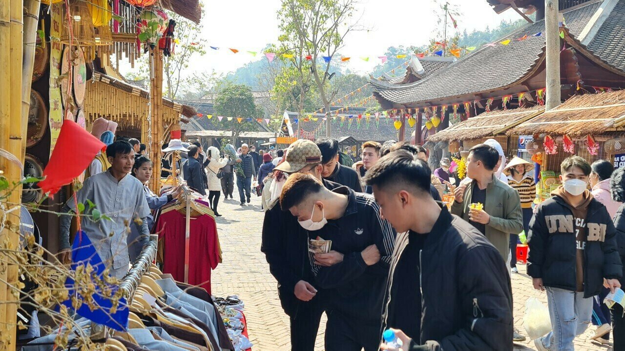 Một trong những vấn đề du kh&aacute;ch quan t&acirc;m đ&oacute; l&agrave; gi&aacute; dịch vụ ăn, uống&hellip; tại Y&ecirc;n Tử. Tuy nhi&ecirc;n, vấn đề n&agrave;y đ&atilde; được c&aacute;c cơ quan chức năng địa phương chuẩn bị từ xa, từ sớm. C&aacute;c nh&agrave; h&agrave;ng đều phải ni&ecirc;m yết c&ocirc;ng khai gi&aacute;; c&ocirc;ng t&aacute;c vệ sinh an to&agrave;n thực phẩm được kiểm so&aacute;t chặt chẽ. C&ugrave;ng với đ&oacute;, cơ quan chức năng cũng c&ocirc;ng bố số điện thoại để du kh&aacute;ch phản &aacute;nh th&ocirc;ng tin li&ecirc;n quan.