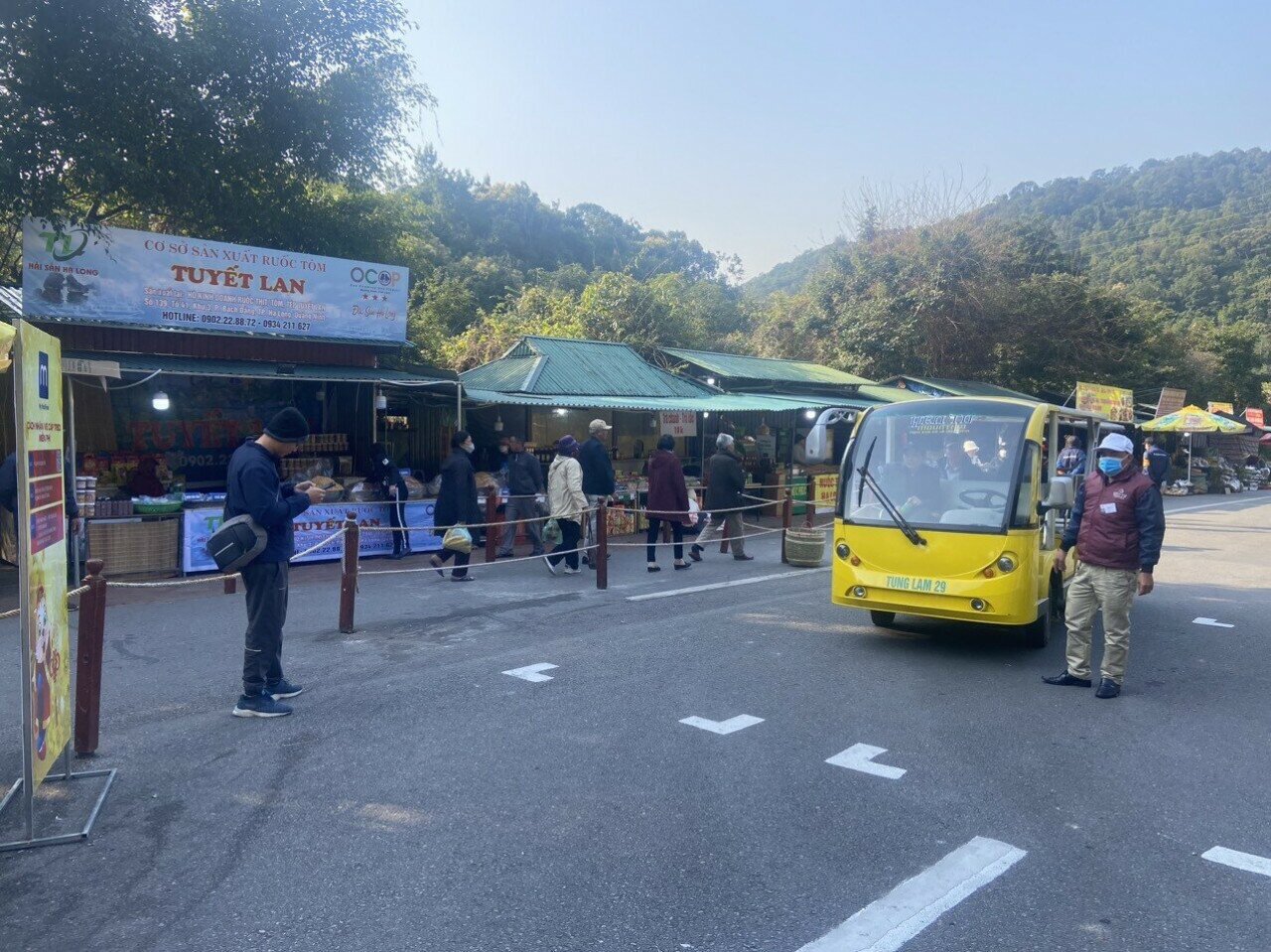 Tuy nhi&ecirc;n, để ph&ograve;ng ngừa c&aacute;c t&igrave;nh huống c&oacute; thể xảy ra về trật tự giao th&ocirc;ng, ngay từ trước khi tổ chức lễ hội, lực lượng chức năng ở địa phương đ&atilde; bố tr&iacute; tuần tra, kiểm so&aacute;t v&agrave; ph&acirc;n luồng giao th&ocirc;ng hợp l&yacute;. Ban Tổ chức đ&atilde; bổ sung th&ecirc;m 70 xe điện đưa đ&oacute;n du kh&aacute;ch; bố tr&iacute; lực lượng thường trực l&agrave;m c&ocirc;ng t&aacute;c an ninh trật tự, hướng dẫn, ph&acirc;n luồng giao th&ocirc;ng, sơ cấp cứu&hellip; từ Quốc lộ 18 v&agrave;o đến khu di t&iacute;ch Y&ecirc;n Tử.