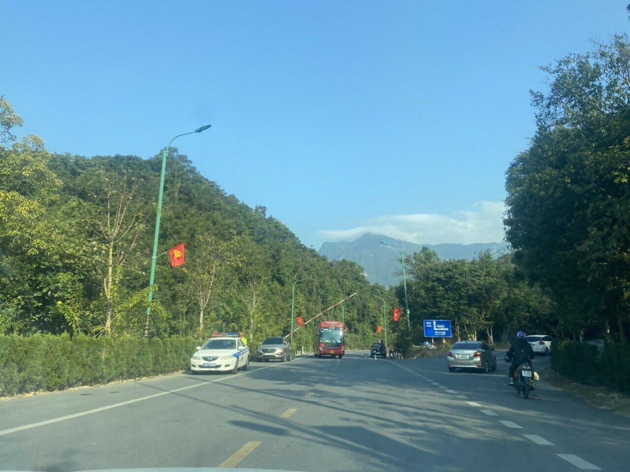 Do ng&agrave;y khai hội được tổ chức v&agrave;o ng&agrave;y l&agrave;m việc, do vậy, lượng người h&agrave;nh hương về Y&ecirc;n Tử kh&ocirc;ng qu&aacute; đ&ocirc;ng, n&ecirc;n c&aacute;c tuyến giao th&ocirc;ng đều th&ocirc;ng tho&aacute;ng, kh&ocirc;ng xảy ra &ugrave;n tắc cục bộ.