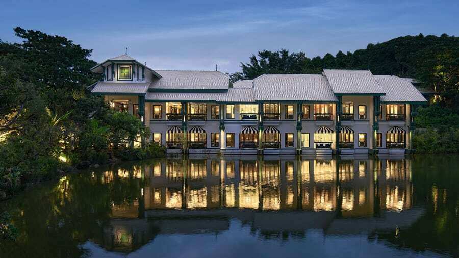 Du khách có thể cảm nhận được không gian sống tại Thái Lan vào khoảng 100 năm trước ngay khi đặt chân vào phòng lễ tân của khu nghỉ dưỡng. Phòng lễ tân nằm trong một tòa nhà tách biệt mô phỏng một ga tàu hỏa Thái Lan thời xưa, sử dụng ghế gỗ, các bộ phận tàu hỏa cũ, trang trí bằng những vật dụng, bức ảnh lịch sử. Ảnh - CNN