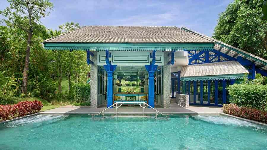 Ngoài dùng làm phòng nghỉ cho khách, các toa tàu cũ còn được trưng dụng làm spa, khu vui chơi trẻ em. Ngoài ra, 3 đoàn tàu được dùng làm nhà hàng như Nhà hàng kiểu Pháp Poirot nhìn sang hồ thiên nga, nhà hàng Papillon phục vụ các món cocktail và trình diễn âm nhạc vào cuối tuần. Nhà hàng Tea Carriage nằm tại khu vực khác trong khu nghỉ dưỡng, phục vụ nhiều loại đồ uống như cà phê, trà chiều. Ảnh - CNN