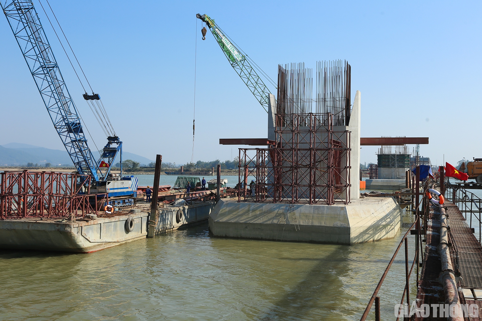 Những ng&agrave;y đầu năm mới, khi nhiều c&ocirc;ng tr&igrave;nh của địa phương c&ograve;n chưa ra qu&acirc;n th&igrave; kh&ocirc;ng kh&iacute; thi c&ocirc;ng tr&ecirc;n c&ocirc;ng trường cầu Hưng Đức đ&atilde; nhộn nhịp, khẩn trương.