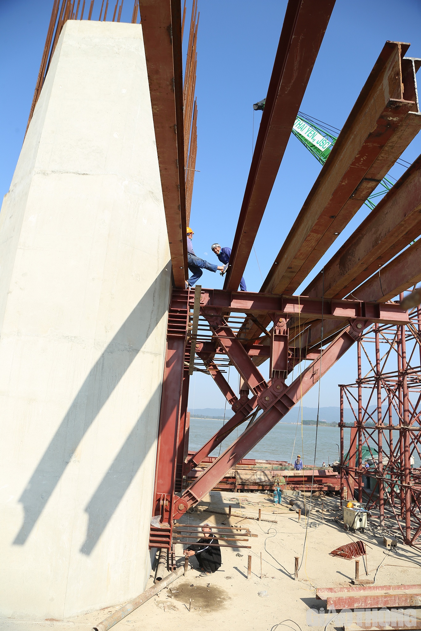 Giữa s&ocirc;ng, c&aacute;c trụ 13, 14 v&agrave; 15 cũng được c&aacute;c c&aacute;n bộ, kỹ sư, c&ocirc;ng nh&acirc;n C&ocirc;ng ty Th&aacute;i Y&ecirc;n v&agrave; Tập đo&agrave;n Cienco 4 thi c&ocirc;ng xong phần &acirc;m, đang khẩn trương thi c&ocirc;ng phần th&acirc;n trụ v&agrave; x&agrave; mũ.