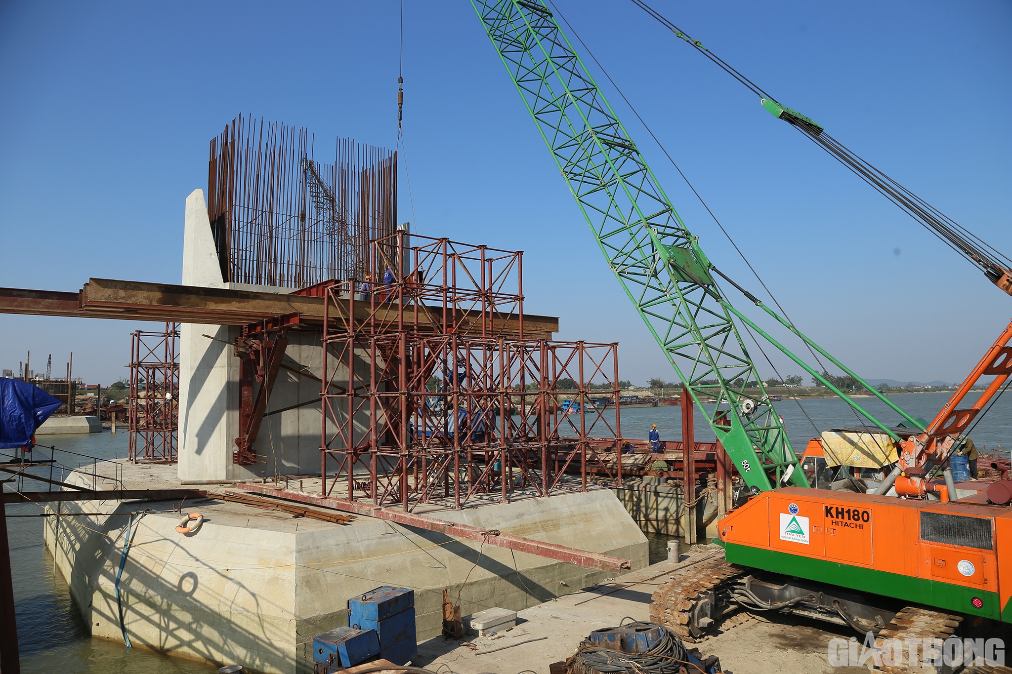 Trong khi đ&oacute;, kh&ocirc;ng kh&iacute; thi c&ocirc;ng tại c&aacute;c nh&agrave; thầu kh&aacute;c như Cienco 4, Th&aacute;i Y&ecirc;n cũng nhộn nhịp kh&ocirc;ng k&eacute;m.