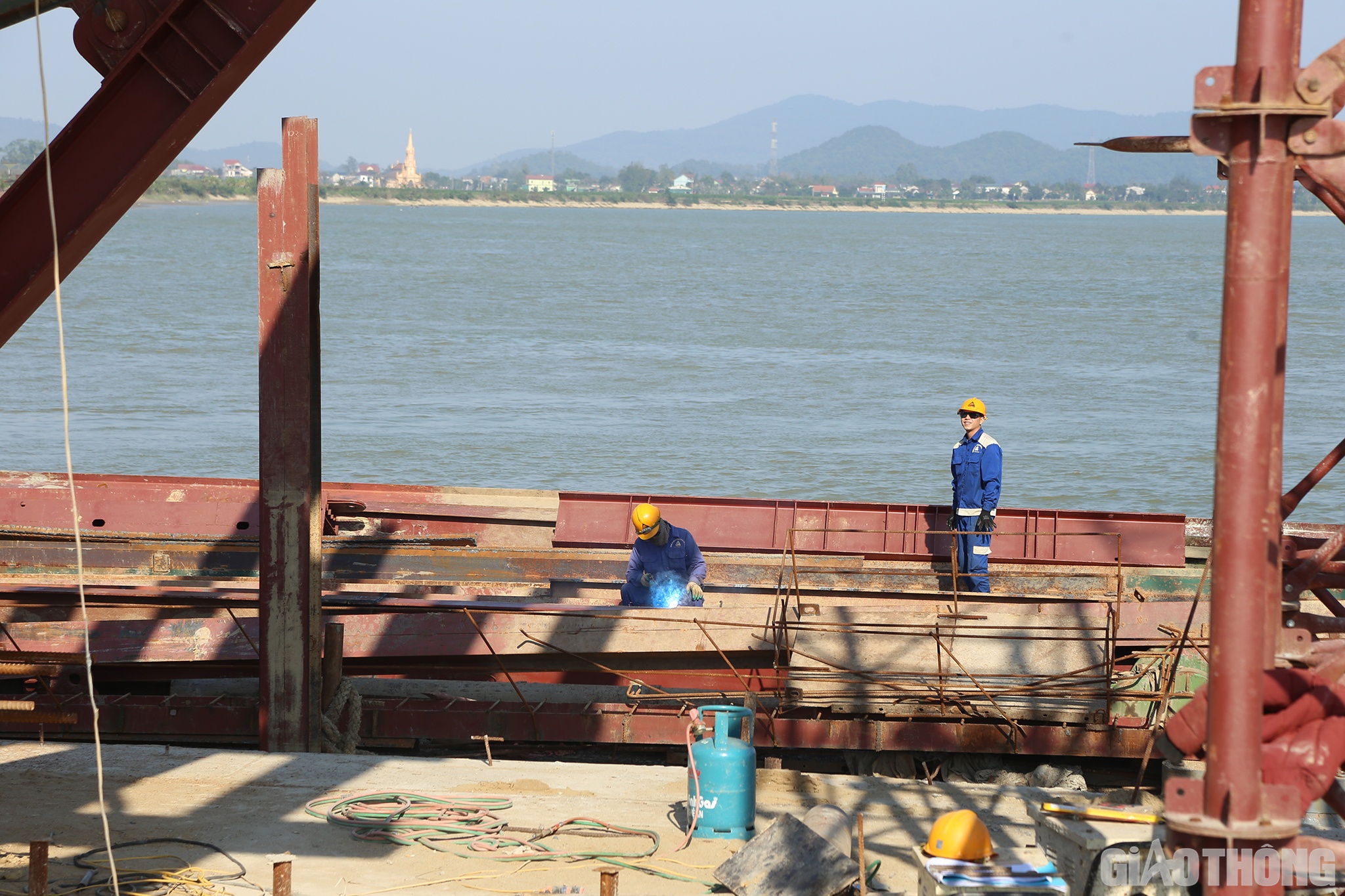 Một c&ocirc;ng nh&acirc;n của C&ocirc;ng ty Th&aacute;i Y&ecirc;n cho biết: C&ocirc;ng ty bắt đầu triển khai thi c&ocirc;ng rầm rộ từ m&ugrave;ng 6 Tết. D&ugrave; kh&ocirc;ng kh&iacute; xu&acirc;n c&ograve;n tr&agrave;n ngập nhưng anh em ai cũng nhận thức được tr&aacute;ch nhiệm của m&igrave;nh trong việc thi c&ocirc;ng c&ocirc;ng tr&igrave;nh trọng điểm n&ecirc;n rất vui vẻ v&agrave; quyết t&acirc;m.