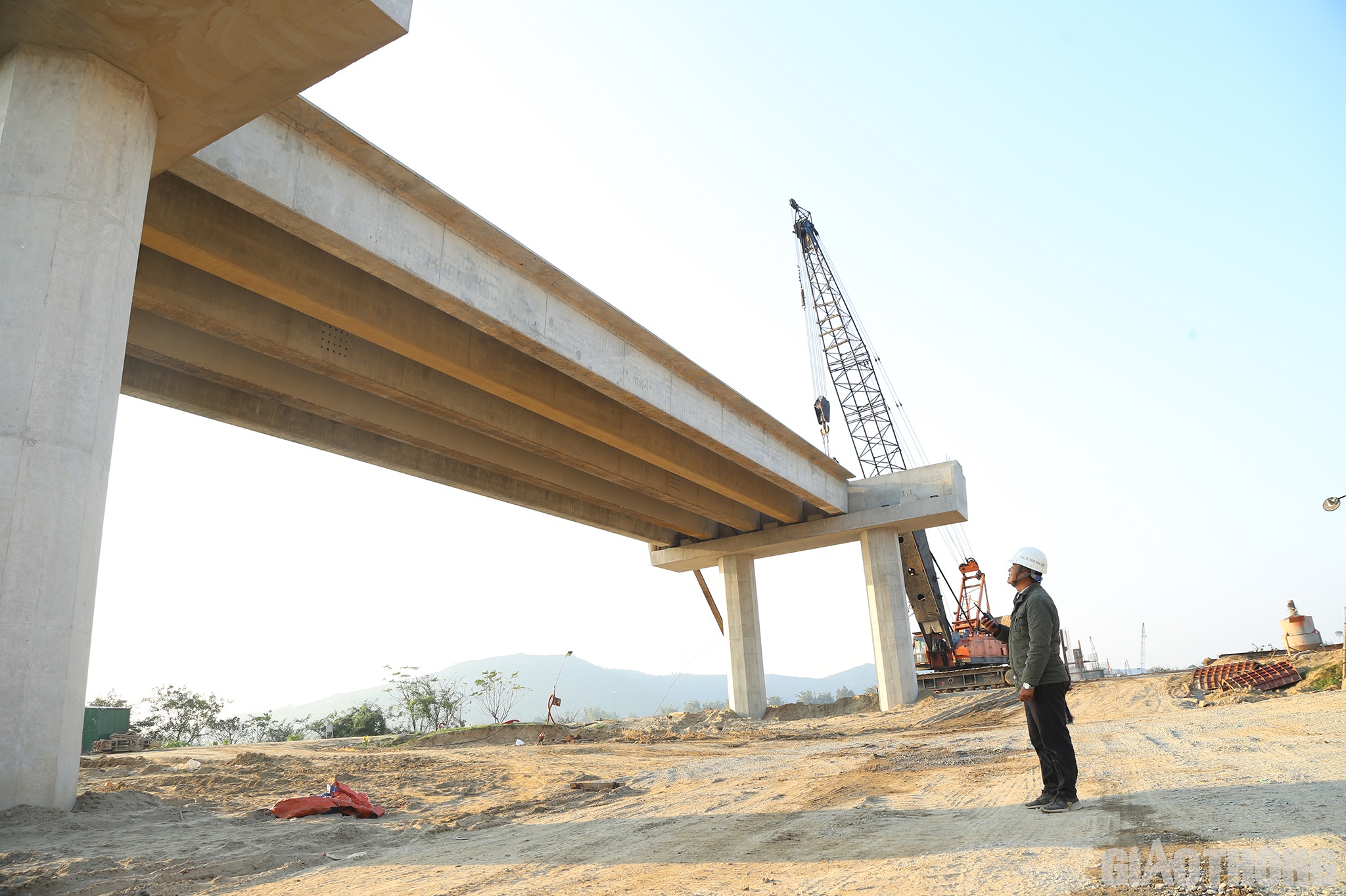 Đang cầm bộ đ&agrave;m chỉ huy anh em lao lắp dầm, kỹ sư Phạm Kh&aacute;nh Linh - Chỉ huy trưởng, C&ocirc;ng ty TNHH H&ograve;a Hiệp vui mừng n&oacute;i: H&ocirc;m nay anh em tiến h&agrave;nh lao lắp những dầm cầu đầu ti&ecirc;n tr&ecirc;n c&ocirc;ng trường cầu Hưng Đức.