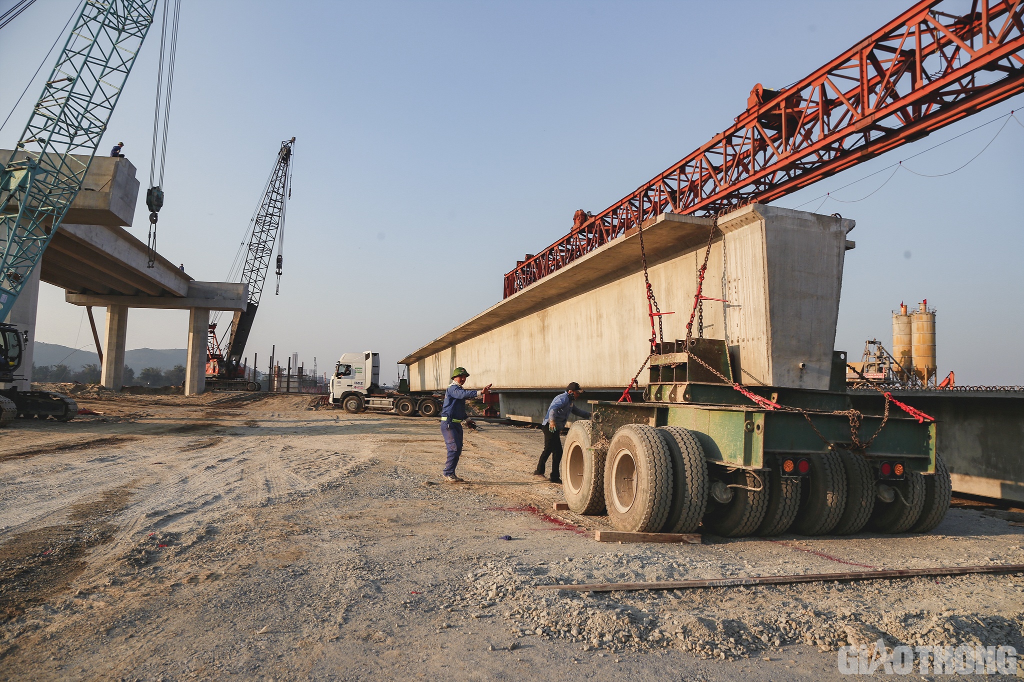 Đang điều tiết việc g&aacute;c dầm, c&ocirc;ng nh&acirc;n V&otilde; Hoan (SN 1983, C&ocirc;ng ty TNHH H&ograve;a Hiệp cho biết: Anh từng c&oacute; 2 lần ăn Tết tr&ecirc;n c&ocirc;ng trường, đ&oacute; l&agrave; c&ocirc;ng tr&igrave;nh ở Gia Lai v&agrave; Đắk Lắk. Năm nay được c&ocirc;ng ty bố tr&iacute; cho nghỉ Tết sớm rồi l&agrave;m việc sớm n&ecirc;n ai cũng thấy thoải m&aacute;i, phấn khởi, thi đua l&agrave;m việc.