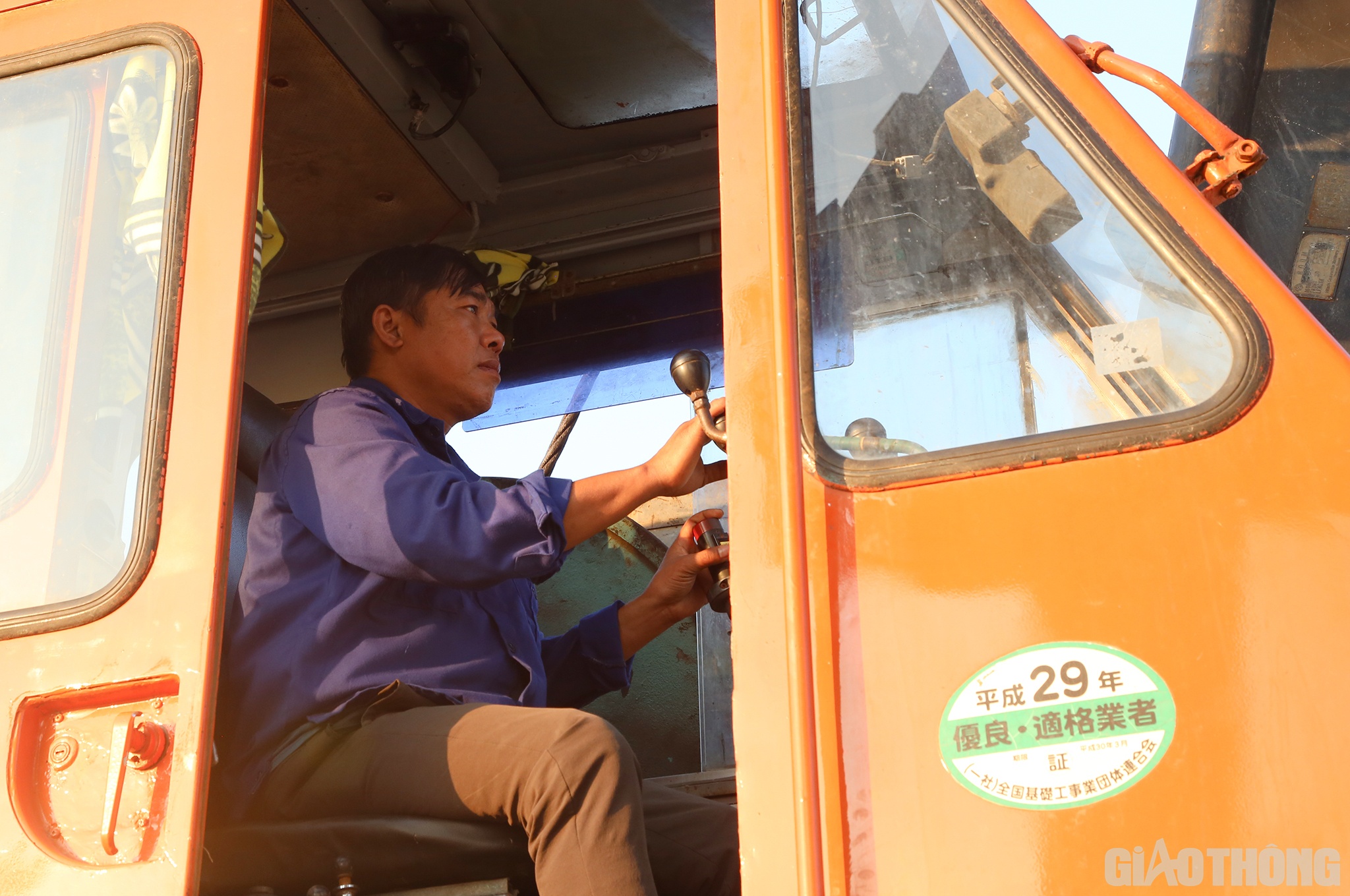 Đang tập trung điều chỉnh cần cẩu để cẩu dầm l&ecirc;n đỉnh trụ để lao lắp, c&ocirc;ng nh&acirc;n Đặng Sỹ Tỵ (SN 1978, C&ocirc;ng ty TNHH H&ograve;a Hiệp) cũng cho biết: Ngay từ đầu, anh em đều x&aacute;c định đ&acirc;y l&agrave; c&ocirc;ng tr&igrave;nh trọng điểm của quốc gia n&ecirc;n ai cũng quyết t&acirc;m. Đường l&agrave;m xong sớm từng n&agrave;o, nh&acirc;n d&acirc;n v&agrave; qu&ecirc; hương được hưởng lợi sớm từng đ&oacute;.