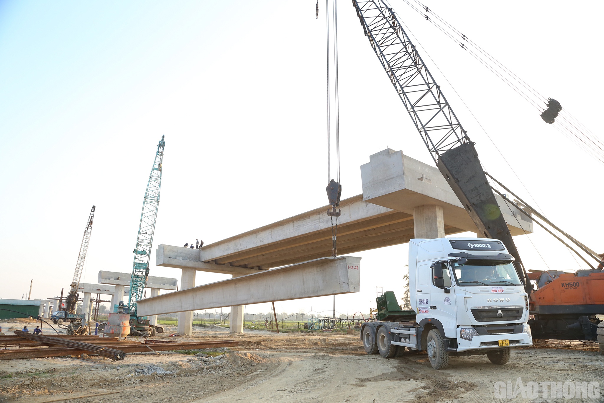 &ldquo;Trong kh&ocirc;ng kh&iacute; năm mới tr&agrave;n trề niềm tin, to&agrave;n bộ anh em c&aacute;n bộ, kỹ sư v&agrave; c&ocirc;ng nh&acirc;n của c&ocirc;ng ty đều rất phấn khởi v&agrave; hăng say thi c&ocirc;ng. Trời đ&atilde; về chiều nhưng anh em vẫn đang quyết t&acirc;m lao lắp cho được 6 dầm cầu. C&ocirc;ng ty cũng l&agrave;m bữa cơm nhỏ mừng những dầm cầu đầu ti&ecirc;n được lao lắp&rdquo;, kỹ sư Linh n&oacute;i.
