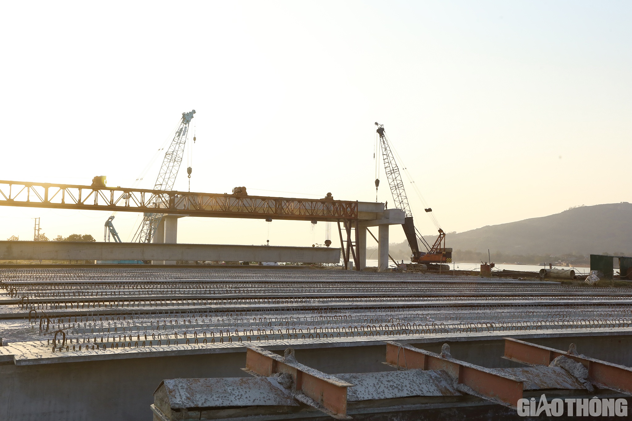 Theo kỹ sư Linh, c&ocirc;ng ty TNHH H&ograve;a Hiệp triển khai 20 trụ, đến nay đ&atilde; xong ho&agrave;n thiện 6 trụ, c&ograve;n 4 trụ tr&ecirc;n bờ v&agrave; 1 trụ dưới nước l&agrave; chưa nổi hết phần &acirc;m; ngo&agrave;i ra cũng đ&atilde; đ&uacute;c được 33 phiến dầm&hellip; đảm bảo tiến độ đề ra.