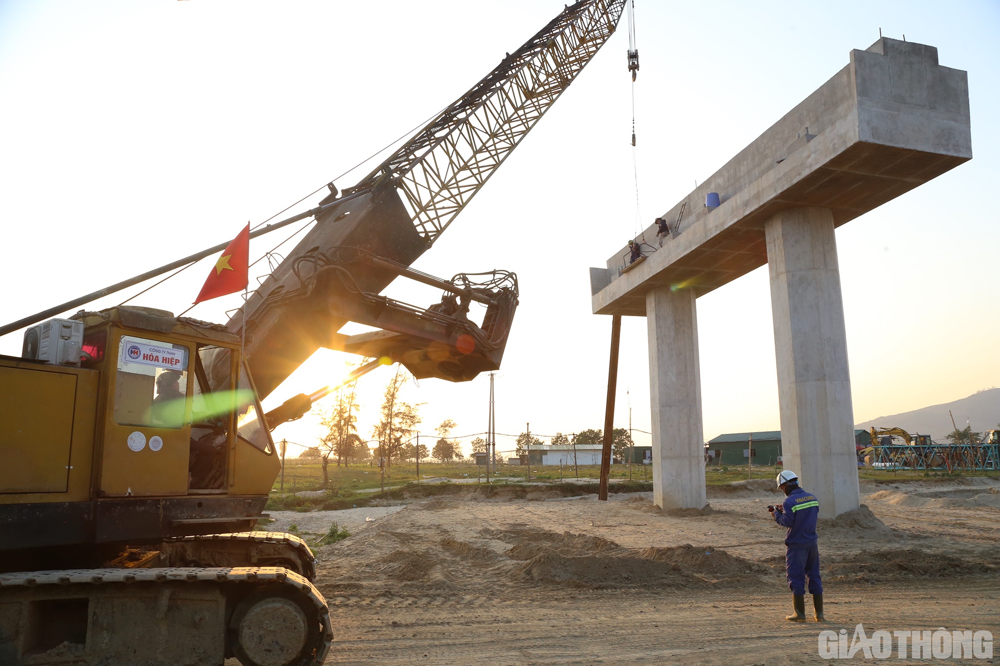 B&ecirc;n cạnh tiến độ thi c&ocirc;ng, chất lượng thi c&ocirc;ng c&ocirc;ng tr&igrave;nh cũng được c&aacute;c c&aacute;n bộ, kỹ sư, c&ocirc;ng nh&acirc;n thực hiện nghi&ecirc;m chỉnh.