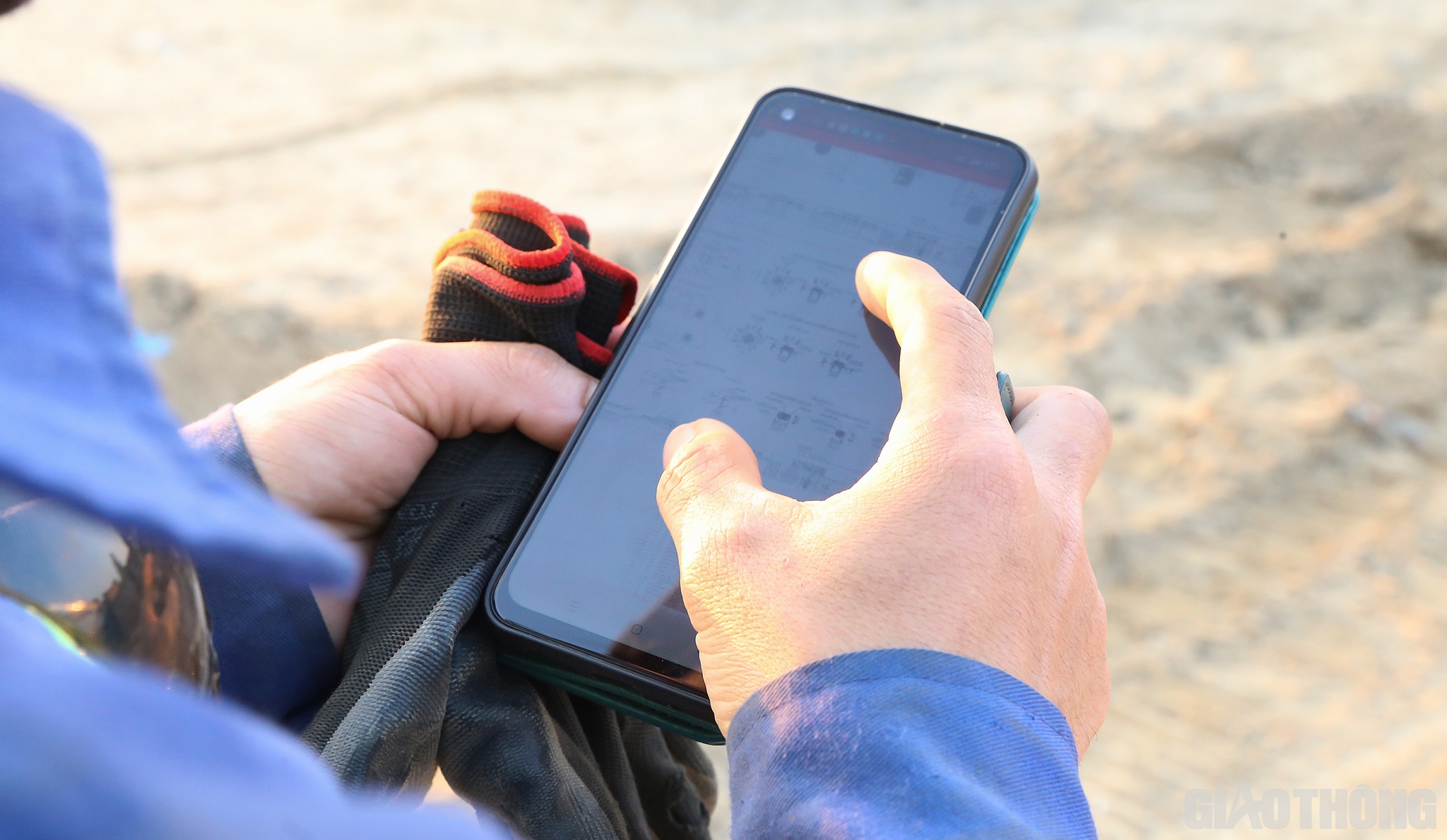 Đang căng mắt chỉ huy c&aacute;c c&ocirc;ng nh&acirc;n lắp gối dầm, vừa đối chiếu bản vẽ thiết kế được được lưu trong điện thoại, anh Phan Đ&igrave;nh Luận cho biết: D&ugrave; chỉ l&agrave; c&aacute;i &ldquo;gối&rdquo; nhưng sai một li l&agrave; c&oacute; thể đi một dặm, n&ecirc;n anh em phải kiểm tra đi kiểm tra lại rất nhiều lần.