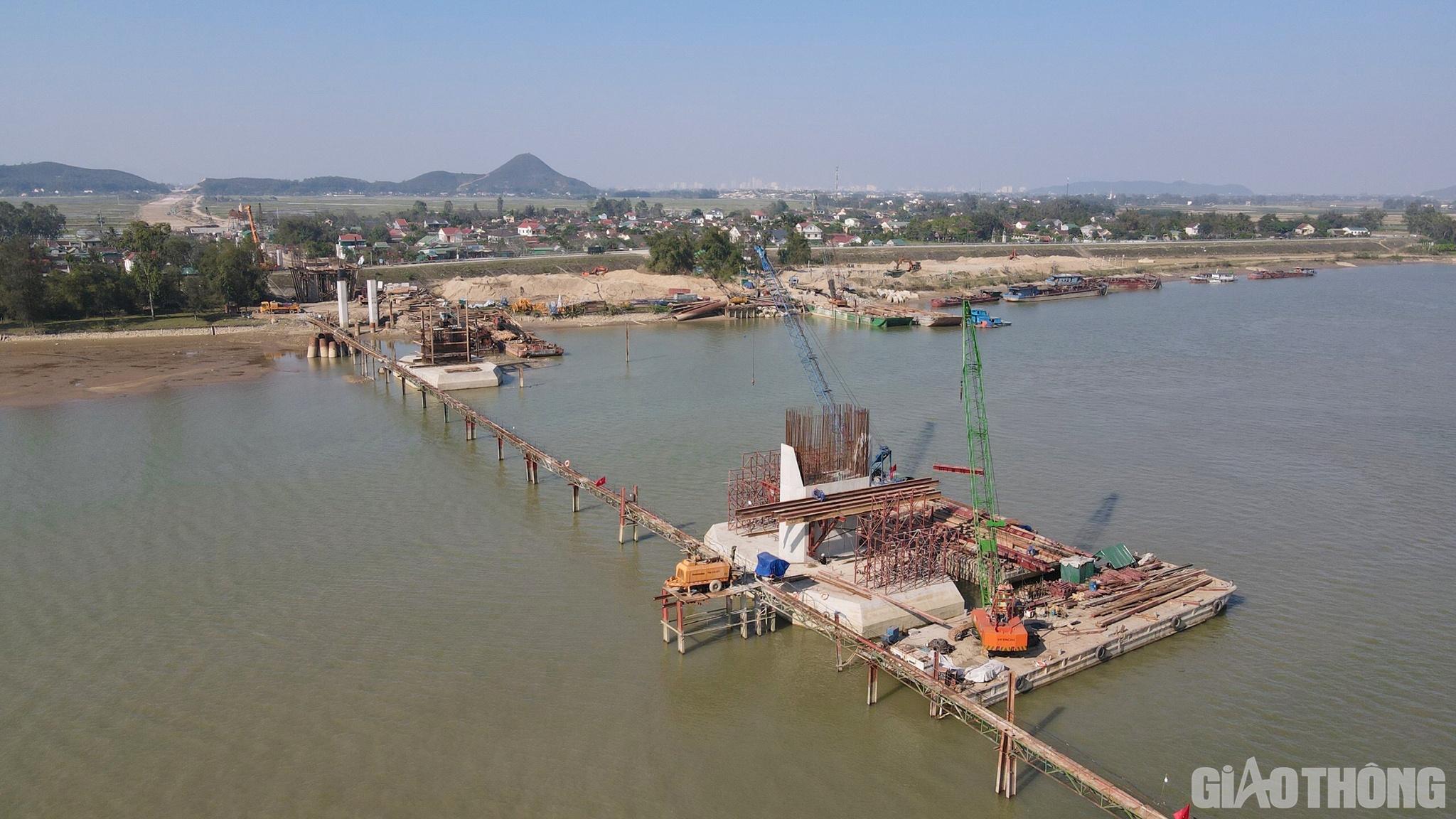 Chiều tối 31/1 (tức m&ugrave;ng 10 Tết Qu&yacute; M&atilde;o 2023), PV B&aacute;o Giao th&ocirc;ng c&oacute; mặt tại c&ocirc;ng tr&igrave;nh thi c&ocirc;ng cầu Hưng Đức, Dự &aacute;n th&agrave;nh phần đầu tư x&acirc;y dựng c&ocirc;ng tr&igrave;nh đoạn Diễn Ch&acirc;u - B&atilde;i Vọt thuộc Dự &aacute;n x&acirc;y dựng một số đường bộ cao tốc tr&ecirc;n tuyến Bắc - Nam ph&iacute;a Đ&ocirc;ng giai đoạn 2017 - 2020.
