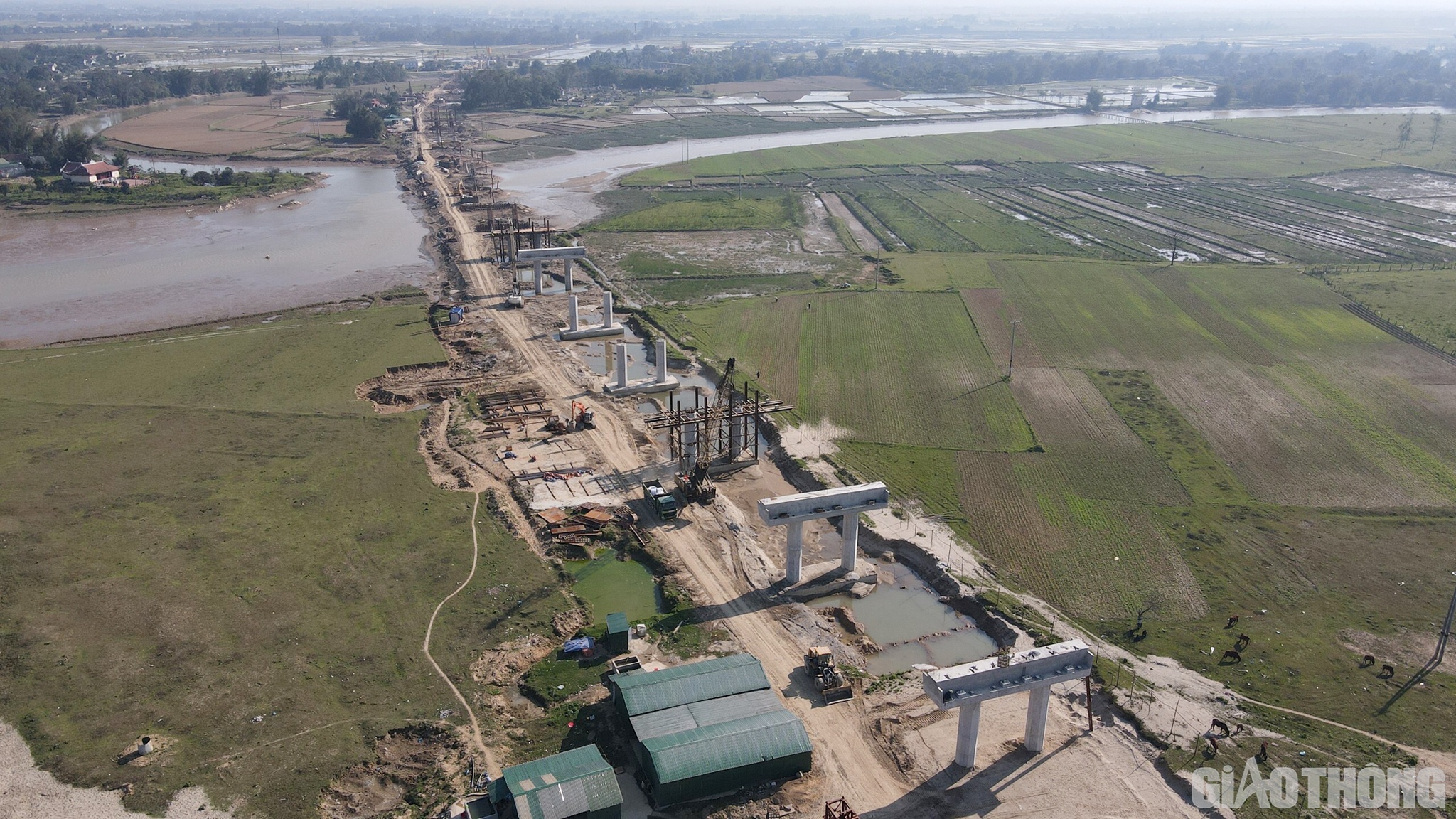 Cầu Hưng Đức d&agrave;i 4.015m, đến nay c&aacute;c đơn vị thi c&ocirc;ng đ&atilde; khoan được 24.269/29.978m cọc khoan nhồi (đạt 81%); đ&uacute;c được 71/532 phiến dầm v&agrave; 7/257 đốt dầm đ&uacute;c hẫng; đảm bảo tiến độ đề ra.