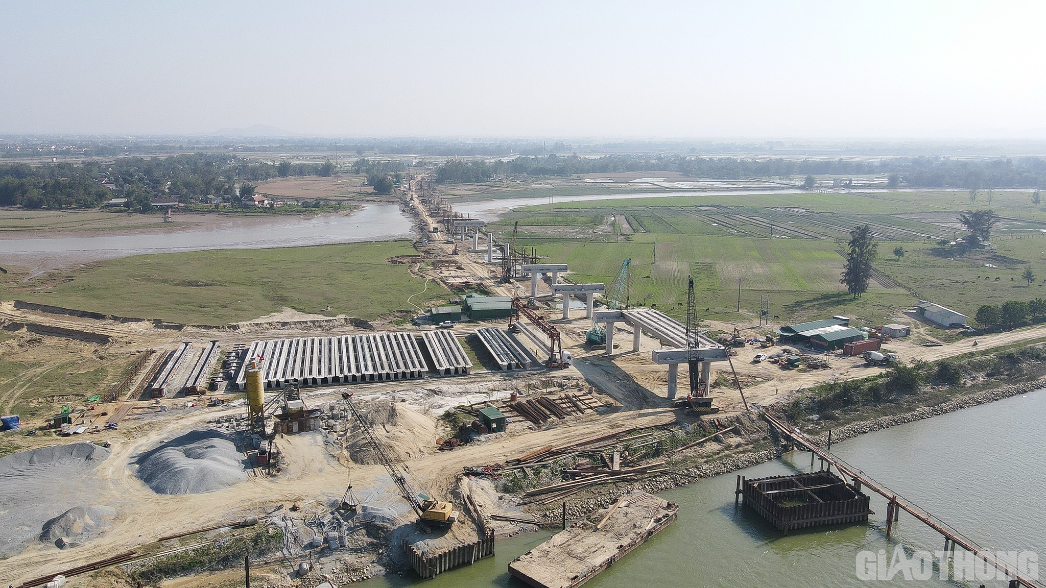 Đối với Dự &aacute;n th&agrave;nh phần n&agrave;y, đến nay c&aacute;c đơn vị thi c&ocirc;ng đ&atilde; huy động 85 mũi thi c&ocirc;ng, với sản lượng thực hiện được l&agrave; 2.176,7 tỷ đồng (đạt 94,5% theo kế hoạch). Gi&aacute; trị đ&atilde; nghiệm thu thanh to&aacute;n A - B l&agrave; 1.547,6 tỷ đồng.