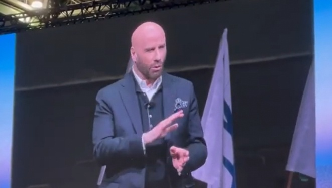 Nhiều t&ecirc;n tuổi từng gắn b&oacute; với 747 đ&atilde; c&oacute; c&aacute;c b&agrave;i ph&aacute;t biểu cảm động về d&ograve;ng m&aacute;y bay n&agrave;y, như gi&aacute;m đốc điều h&agrave;nh h&agrave;ng đầu của Lufthansa Airlines, nh&agrave; sản xuất động cơ Pratt & Whitney v&agrave; nam diễn vi&ecirc;n John Travolta - người đ&atilde; c&oacute; giấy chứng nhận l&agrave; phi c&ocirc;ng l&aacute;i m&aacute;y bay 747 khi l&agrave;m Đại sứ cho h&atilde;ng Qantas Airlines.
&Ocirc;ng John Travolta đ&aacute;nh gi&aacute; chương tr&igrave;nh học l&aacute;i m&aacute;y bay 747 l&agrave; chương tr&igrave;nh kh&oacute; nhất m&agrave; phi c&ocirc;ng l&aacute;i m&aacute;y bay thương mại phải trải qua v&agrave; ca ngợi đ&acirc;y l&agrave; d&ograve;ng m&aacute;y bay an to&agrave;n v&agrave; được y&ecirc;u mến nhất.