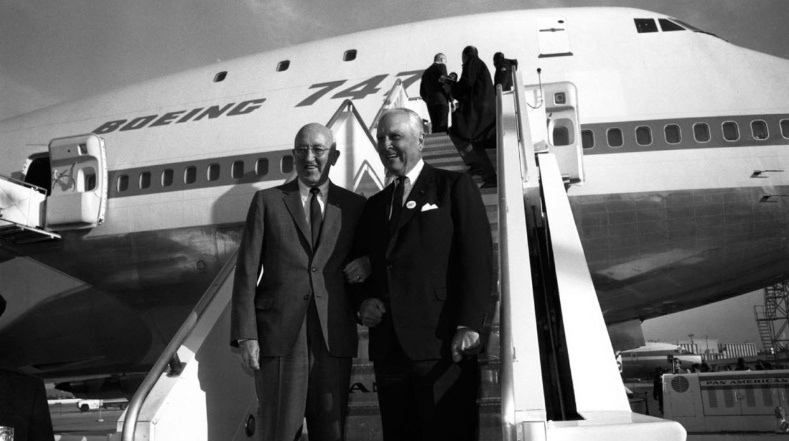 Trong thập ni&ecirc;n 60 của thế kỷ trước - thời kỳ ng&agrave;nh h&agrave;ng kh&ocirc;ng bắt đầu khởi sắc v&agrave; c&aacute;c s&acirc;n bay bận rộn hơn, với sự hối th&uacute;c của h&atilde;ng Pan American Airways, Boeing bắt đầu l&ecirc;n kế hoạch sản xuất một m&aacute;y bay phản lực c&oacute; thể chở h&agrave;nh kh&aacute;ch với quy m&ocirc; lớn hơn.
&Ocirc;ng William Allen - Chủ tịch Boeing l&uacute;c bấy giờ -  đ&atilde; giao nhiệm vụ n&agrave;y cho kỹ sư Joe Sutter v&agrave;o th&aacute;ng 8/1965. 
Đội ngũ của &ocirc;ng Sutter chỉ mất 28 th&aacute;ng để ho&agrave;n tất việc thiết kế v&agrave; chế tạo mẫu m&aacute;y bay 747 tại nh&agrave; m&aacute;y ở bang Washington của Mỹ, nhanh đến mức họ được gọi l&agrave; "The Incredibles" - Những si&ecirc;u nh&acirc;n.