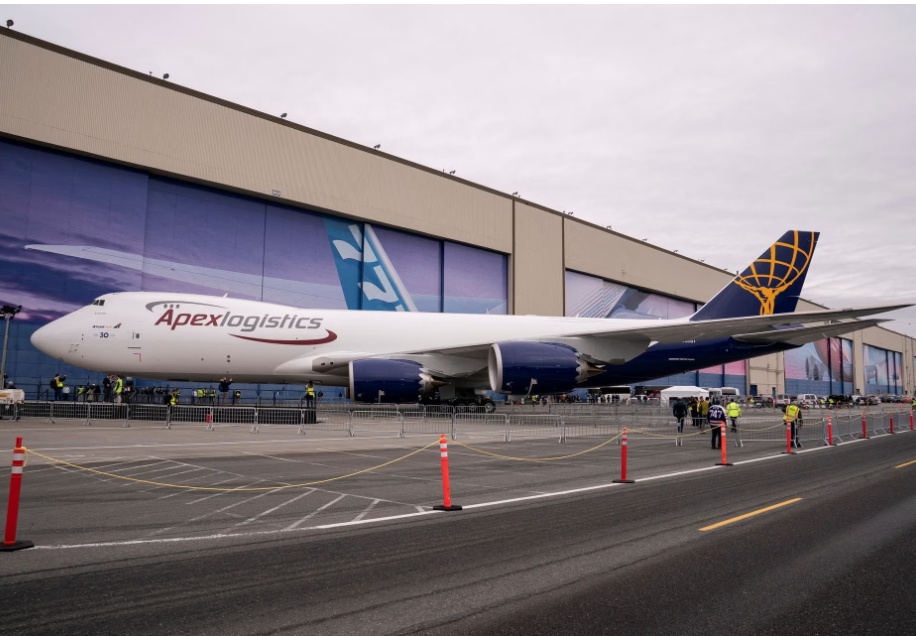 Đ&acirc;y l&agrave; chiếc m&aacute;y bay 747 thứ 1.574 v&agrave; cũng l&agrave; chiếc cuối c&ugrave;ng của d&ograve;ng m&aacute;y bay được mệnh danh l&agrave; "Nữ ho&agrave;ng Bầu trời" n&agrave;y, vốn được Boeing cho ra mắt lần đầu ti&ecirc;n c&aacute;ch đ&acirc;y hơn 50 năm, l&agrave;m n&ecirc;n cuộc c&aacute;ch mạng trong ng&agrave;nh h&agrave;ng kh&ocirc;ng.