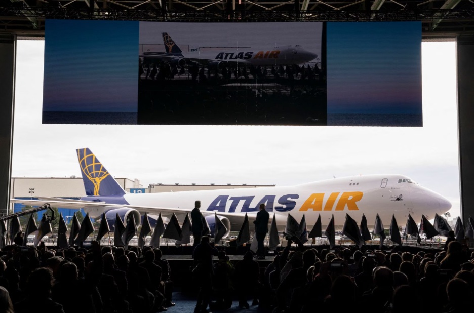 Do đ&oacute;, lễ b&agrave;n giao n&agrave;y được tổ chức rất đặc biệt khi h&agrave;ng ngh&igrave;n nh&acirc;n vi&ecirc;n đ&atilde; v&agrave; đang l&agrave;m việc cho Boeing, nhiều nh&acirc;n vật nổi tiếng như diễn vi&ecirc;n John Travolta v&agrave; những nh&acirc;n vật quan trọng trong ng&agrave;nh h&agrave;ng kh&ocirc;ng đ&atilde; tập trung tại nh&agrave; m&aacute;y lắp r&aacute;p của Boeing ở Everett, thuộc bang Washington để chia tay chiếc m&aacute;y bay phản lực khổng lồ.