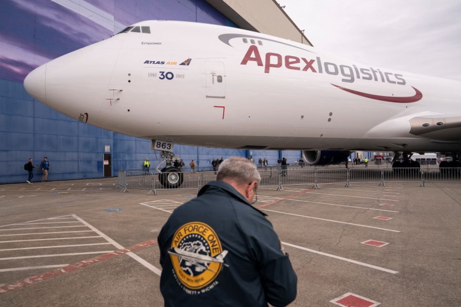 Tại lễ b&agrave;n giao, một lần nữa nguồn gốc ra đời v&agrave; qu&aacute; tr&igrave;nh ph&aacute;t triển k&eacute;o d&agrave;i h&agrave;ng chục năm của Boeing 747 được l&agrave;m sống lại qua những đoạn video đầy x&uacute;c động.