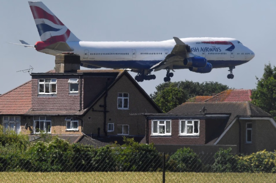 Th&aacute;ng 7/2020, Boeing ch&iacute;nh thức th&ocirc;ng b&aacute;o kế hoạch ngừng sản xuất m&aacute;y bay 747. Nếu như trong năm 1990 &ndash; thời kỳ ho&agrave;ng kim của Boeing 747, Boeing giao tới 70 chiếc th&igrave; nay, trong năm 2022, h&atilde;ng chỉ giao khoảng 5 chiếc 747 để ho&agrave;n th&agrave;nh nốt c&aacute;c đơn dang dở. Trong ảnh l&agrave; m&aacute;y bay Boeing 747 của h&atilde;ng h&agrave;ng kh&ocirc;ng  British Airways chuẩn bị hạ c&aacute;nh tại s&acirc;n bay Heathrow, London.