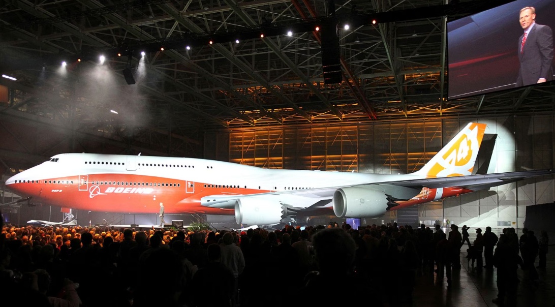 Tuy nhi&ecirc;n, sau 5 thập ni&ecirc;n, với sự ph&aacute;t triển của c&aacute;c m&aacute;y bay th&acirc;n rộng hai động cơ, tiết kiệm nhi&ecirc;n liệu hơn, nhu cầu đối với 747 giảm dần. 
C&aacute;c h&atilde;ng h&agrave;ng kh&ocirc;ng thương mại ở Mỹ đ&atilde; ngừng khai th&aacute;c d&ograve;ng m&aacute;y bay 747 kể từ năm 2017.