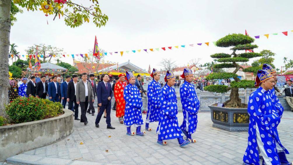 Hội thi diễn ra trong 3 ng&agrave;y, thu h&uacute;t 64 đ&ocirc; vật đến từ 13 đo&agrave;n tại c&aacute;c tỉnh th&agrave;nh tham gia đấu vật d&acirc;n tộc ở 8 hạng c&acirc;n tại Từ đường họ Mạc Cổ Trai (Kiến Thụy, Hải Ph&ograve;ng). Ảnh: Đo&agrave;n tế lễ, c&aacute;c đại biểu c&ugrave;ng đại diện c&aacute;c vận động vi&ecirc;n tiến ra sới vật.
