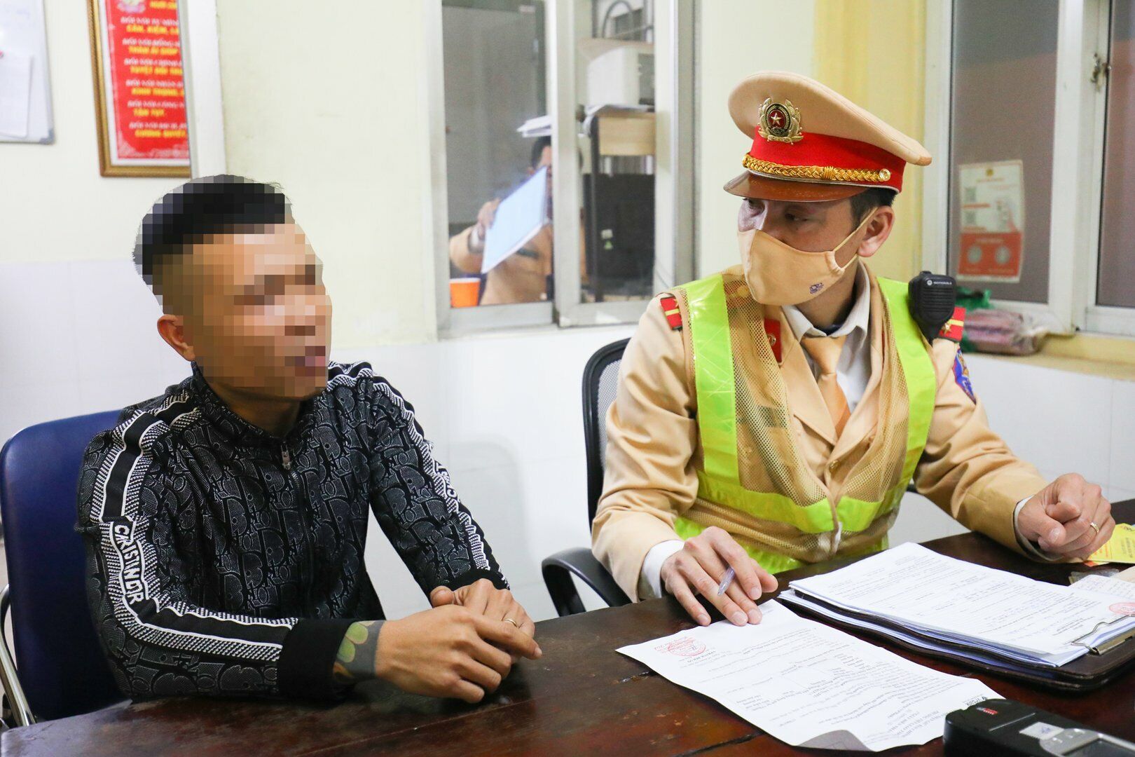 Khi được mời v&agrave;o trụ sở l&agrave;m việc th&igrave; l&aacute;i xe n&agrave;y vẫn tỏ th&aacute;i độ kh&ocirc;ng hợp t&aacute;c, sau đ&oacute; ra ngo&agrave;i điện thoại, rồi quay lại đe dọa "nếu c&aacute;c anh xử l&yacute; th&igrave; em sẽ tự tử".