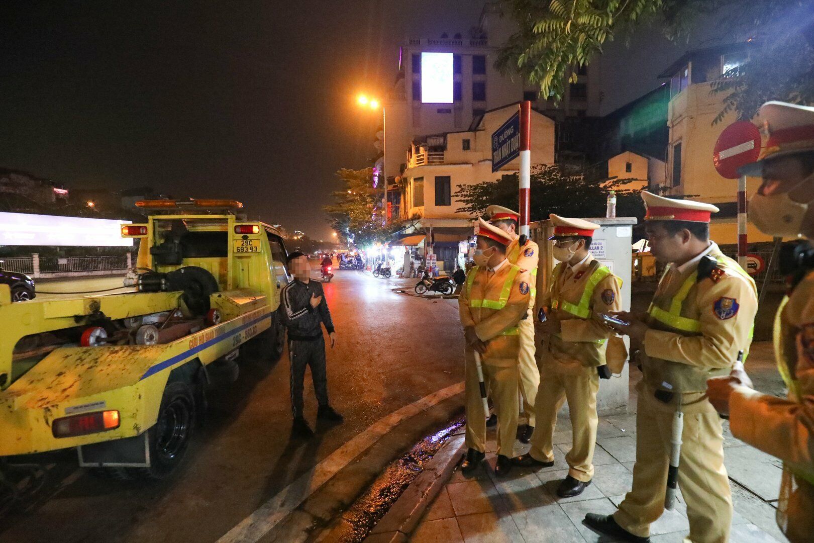 Mọi h&agrave;nh vi, lời n&oacute;i của l&aacute;i xe n&agrave;y đều được người d&acirc;n xung quanh chứng kiến v&agrave; cho rằng đ&acirc;y l&agrave; sự ch&acirc;y &igrave;, cố t&igrave;nh kh&ocirc;ng hợp t&aacute;c.