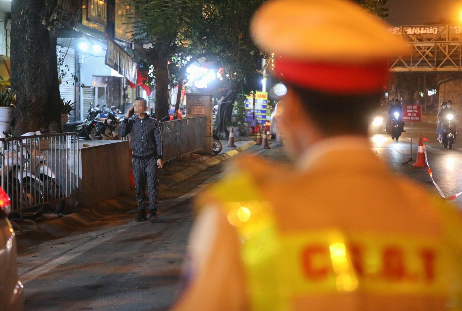 "Quy định của ph&aacute;p luật l&agrave; để cho tất cả c&ocirc;ng d&acirc;n thực hiện, kh&ocirc;ng thể c&atilde;i c&ugrave;n như thế n&agrave;y để h&ograve;ng tho&aacute;t vi phạm của m&igrave;nh", một người d&acirc;n chứng kiến sự việc n&ecirc;u quan điểm.