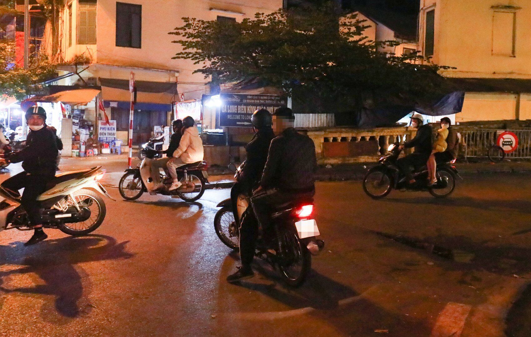 D&ugrave; được Tổ c&ocirc;ng t&aacute;c ki&ecirc;n tr&igrave; vận động chấp h&agrave;nh thực hiện đ&uacute;ng quy định của ph&aacute;p luật nhưng t&agrave;i xế H. vẫn kh&ocirc;ng nghe v&agrave; tự &yacute; bỏ đi.