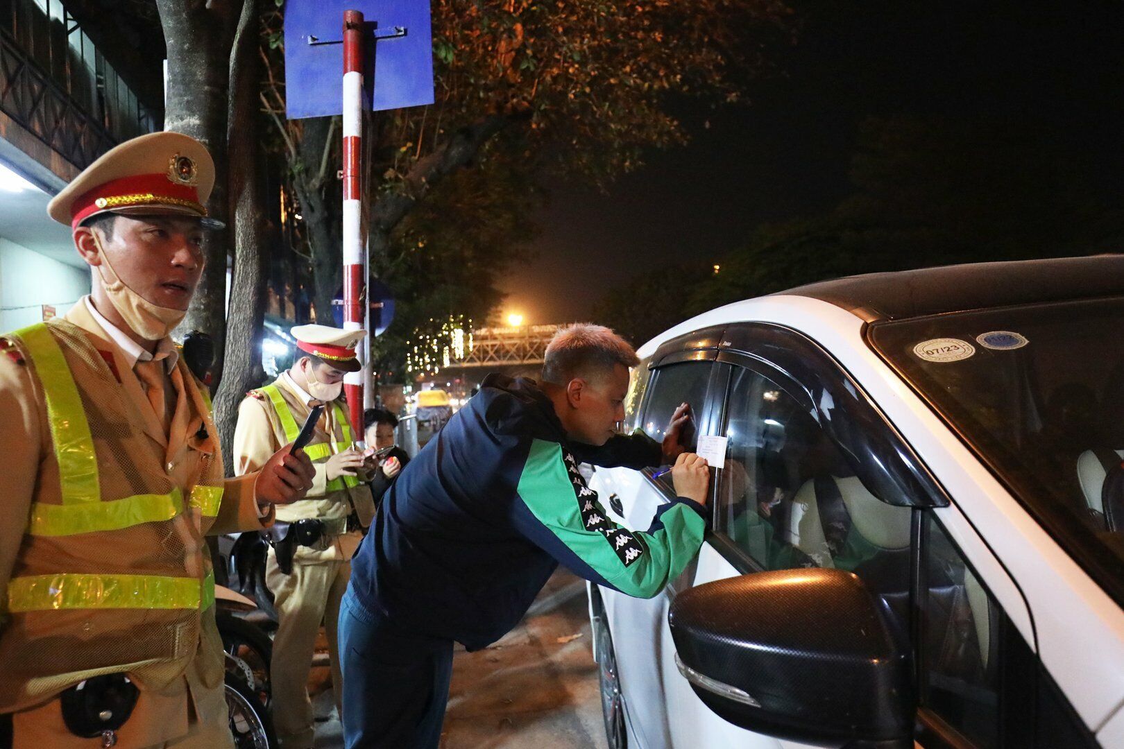 Sau đ&oacute;, trước sự l&agrave;m chứng của người d&acirc;n, Tổ c&ocirc;ng t&aacute;c đ&atilde; thực hiện ni&ecirc;m phong v&agrave; tạm giữ chiếc xe &ocirc; t&ocirc; BKS 30G-847.XX do t&agrave;i xế H. điều khiển theo đ&uacute;ng quy định.