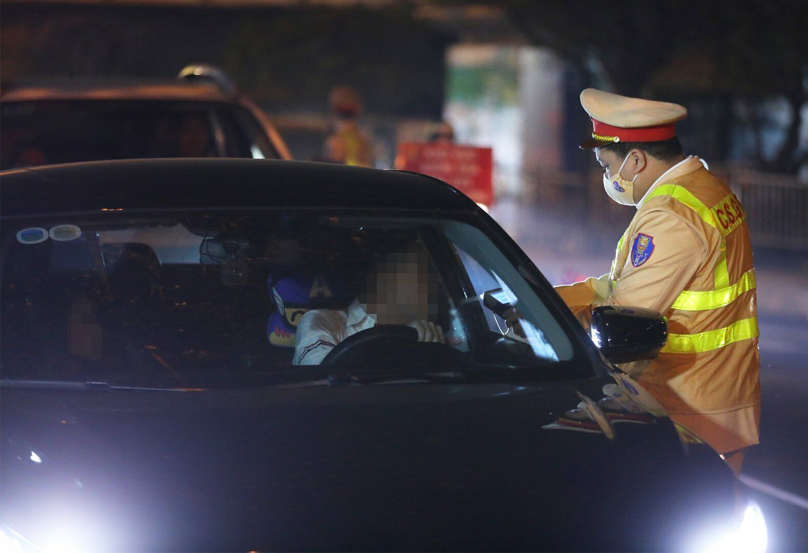 "Trong qu&aacute; tr&igrave;nh xử l&yacute; vi phạm giao th&ocirc;ng, nhất l&agrave; lỗi vi phạm về nồng độ cồn, ch&uacute;ng t&ocirc;i kh&ocirc;ng &iacute;t lần gặp những trước hợp cố t&igrave;nh kh&ocirc;ng hợp t&aacute;c như thế n&agrave;y. Trước ti&ecirc;n l&agrave; ch&uacute;ng t&ocirc;i giải th&iacute;ch cho c&ocirc;ng d&acirc;n hiểu quy định của ph&aacute;p luật, sau đ&oacute; nếu người vi phạm cố t&igrave;nh kh&ocirc;ng hợp t&aacute;c th&igrave; ch&uacute;ng t&ocirc;i sẽ cương quyết xử l&yacute; nghi&ecirc;m theo quy định", c&aacute;n bộ Đội CSGT số 1 cho hay.