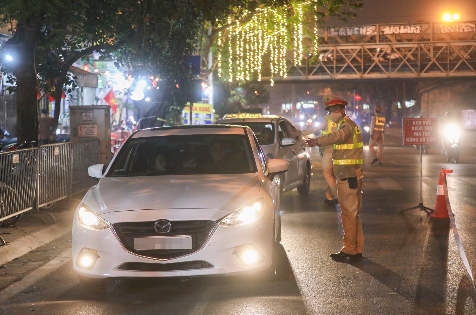 Để bảo đảm ATGT tr&ecirc;n đường Trần Nhật Duật, Tổ c&ocirc;ng t&aacute;c đ&atilde; ngăn một đoạn của l&agrave;n đường b&ecirc;n phải để hướng dẫn c&aacute;c xe &ocirc; t&ocirc; đi v&agrave;o khu vực phục vụ việc kiểm tra, xử l&yacute; vi phạm nồng độ cồn.