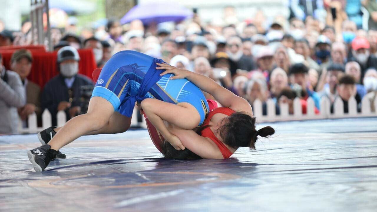 C&aacute;c đ&ocirc; vật chuy&ecirc;n nghiệp đ&atilde; thể hiện t&iacute;nh chuy&ecirc;n m&ocirc;n cao v&agrave; mang đến những m&agrave;n đấu vật chất lượng, thu h&uacute;t sự cổ vũ s&ocirc;i động của người d&acirc;n v&agrave; Ban gi&aacute;m khảo.