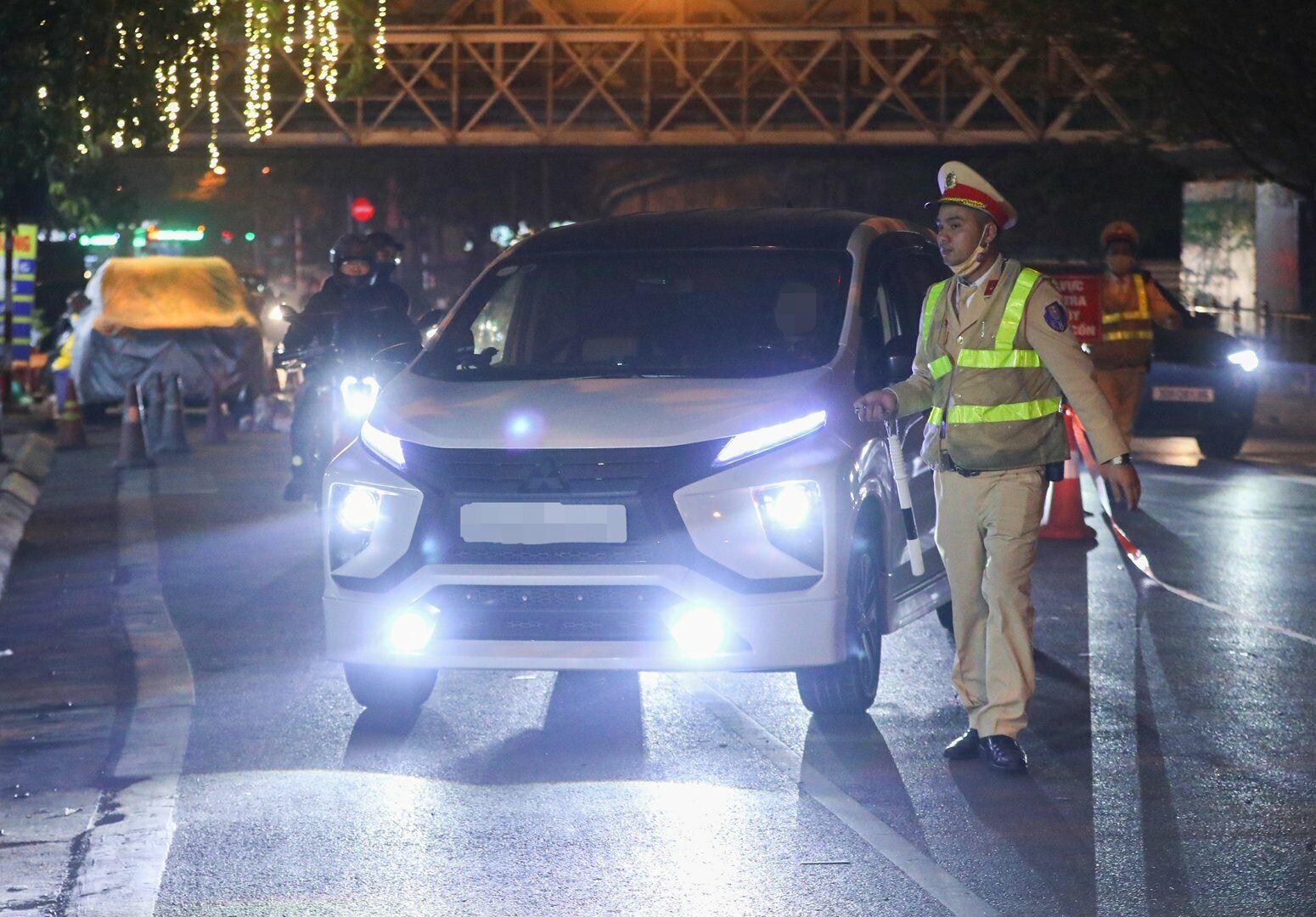 Khoảng 21h10 tối 1/2, sau khi kiểm tra gần 300 l&aacute;i xe th&igrave; Tổ c&ocirc;ng t&aacute;c ph&aacute;t hiện t&agrave;i xế L.T.H. điều khiển chiếc xe &ocirc; t&ocirc; BKS 30G-847.XX c&oacute; biểu hiện nghi vấn. Khi tiến h&agrave;nh test nhanh th&igrave; thiết bị b&aacute;o trong hơi thở của l&aacute;i xe n&agrave;y c&oacute; cồn.