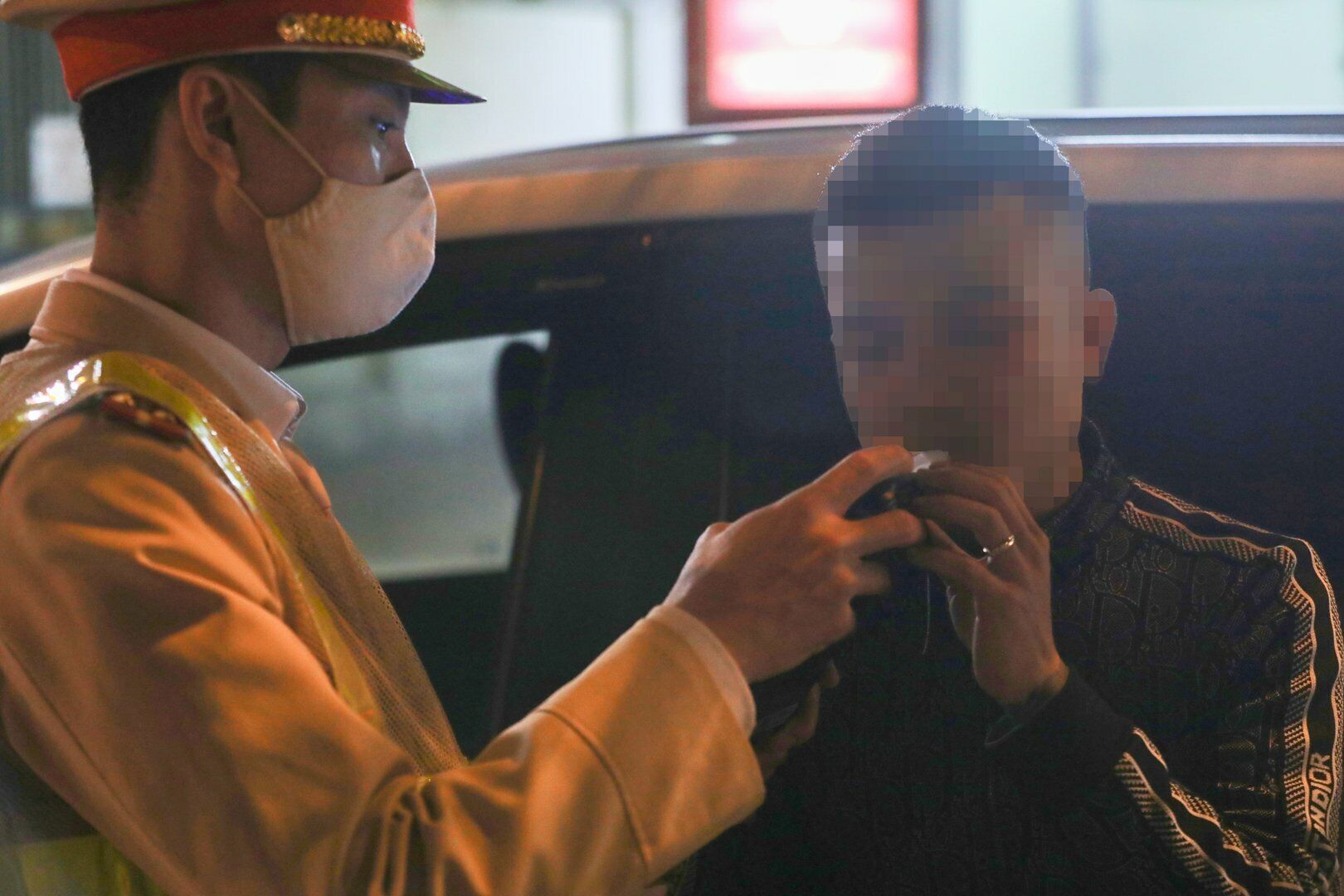 Tiếp theo, Tổ c&ocirc;ng t&aacute;c cho anh H. thổi v&agrave;o thiết bị để c&oacute; kết quả ch&iacute;nh x&aacute;c mức vi phạm, th&igrave; kết quả cho thấy, t&agrave;i xế H. vi phạm nồng độ cồn mức 0.031 miligam/l&iacute;t kh&iacute; thở.