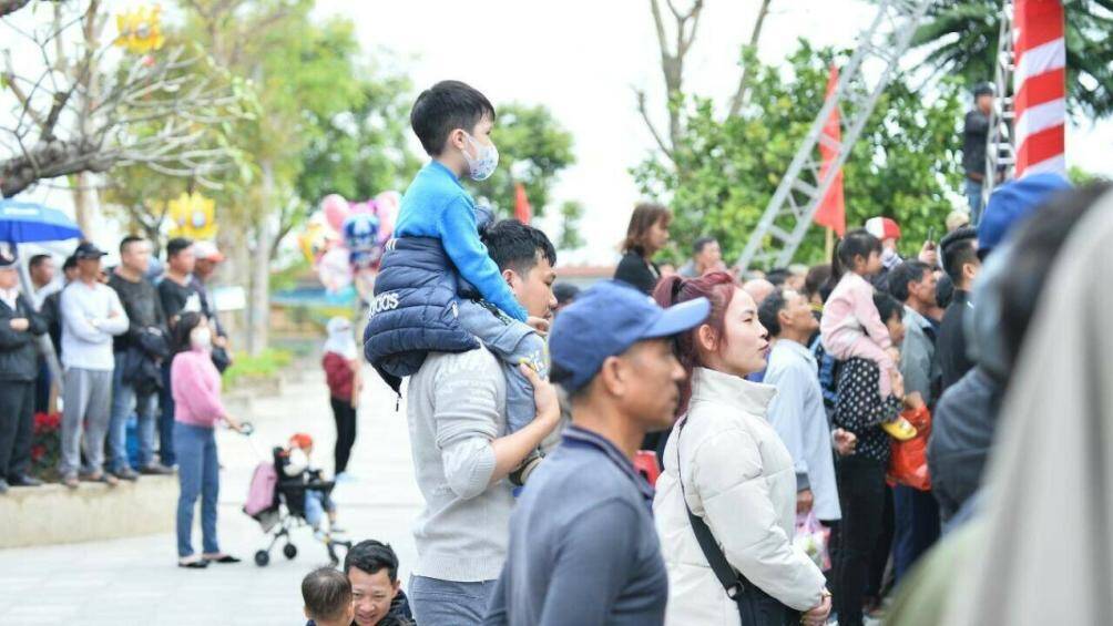 Nhiều người phải đứng ở tận ngo&agrave;i xa để theo d&otilde;i những keo vật hấp dẫn.