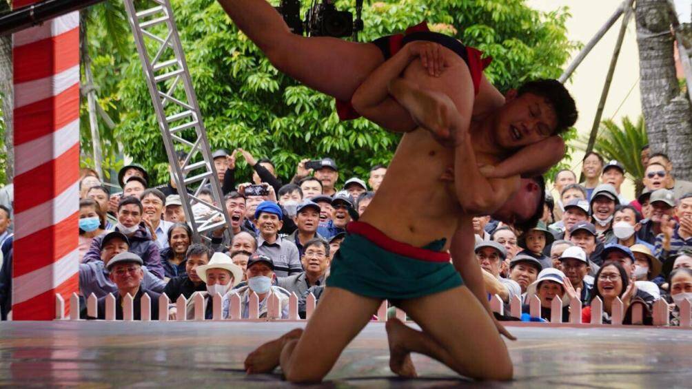 Theo thể thức của luật vật d&acirc;n tộc, đ&ocirc; vật n&agrave;o bị nhấc bổng hai ch&acirc;n l&ecirc;n trời sẽ thua cuộc