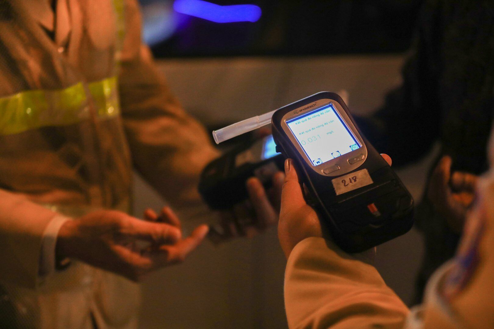 V&igrave; vậy, Tổ c&ocirc;ng t&aacute;c tiếp tục sử dụng một m&aacute;y đo nồng độ cồn kh&aacute;c để kiểm tra t&agrave;i xế n&agrave;y. Kết quả kh&ocirc;ng kh&aacute;c với lần đ&oacute; trước, m&aacute;y b&aacute;o trong hơi thở của anh H. c&oacute; nồng độ cồn mức 0,031 miligam/l&iacute;t kh&iacute; thở.