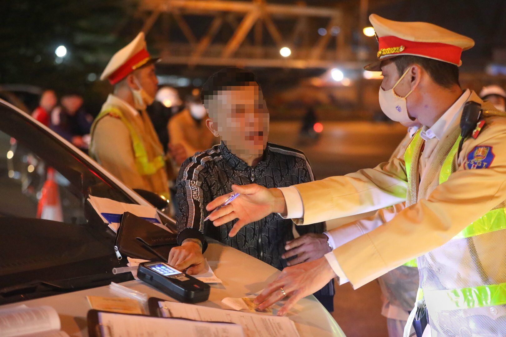 Đến l&uacute;c n&agrave;y, t&agrave;i xế H. thể hiện th&aacute;i độ kh&ocirc;ng hợp t&aacute;c, kh&ocirc;ng k&yacute; v&agrave;o phiếu đo nồng độ cồn, v&agrave; y&ecirc;u cầu một c&aacute;n bộ Tổ c&ocirc;ng t&aacute;c thổi nồng độ cồn để kiểm tra m&aacute;y c&oacute; đ&uacute;ng hay kh&ocirc;ng.