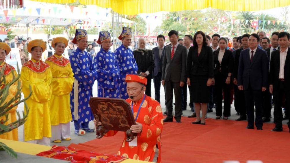 Hội thi nhằm th&uacute;c đẩy phong tr&agrave;o truyền dạy, tập luyện m&ocirc;n vật d&acirc;n tộc. Đồng thời, bảo tồn, kh&ocirc;i phục v&agrave; ph&aacute;t huy c&aacute;c gi&aacute; trị văn h&oacute;a d&acirc;n gian đặc sắc miền đất Dương Kinh (xưa), Kiến Thụy ng&agrave;y nay. Ảnh: C&aacute;c l&atilde;nh đạo địa phương thực hiện nghi thức khai hội thi.
